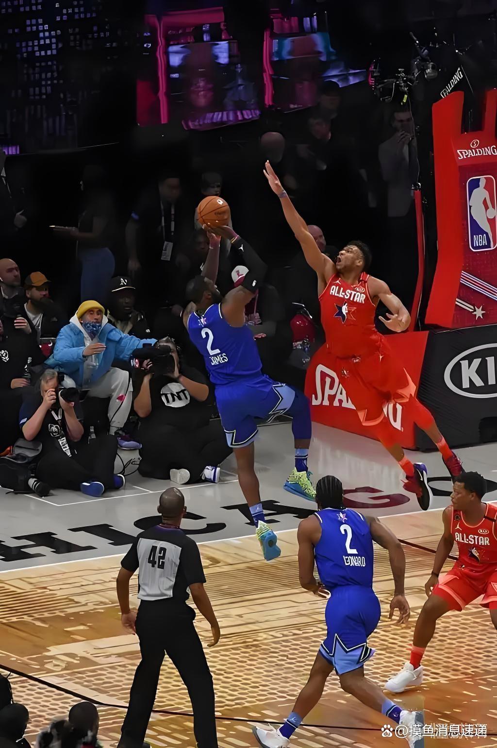 NBA赛场的精彩瞬间，球员们拼尽全力