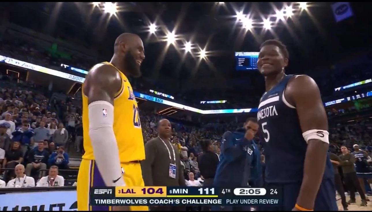 NBA赛场的精彩瞬间，球员们拼尽全力