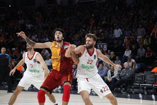 又见绝平！拜仁慕尼黑与罗马鏖战至终场，莱万读秒救主